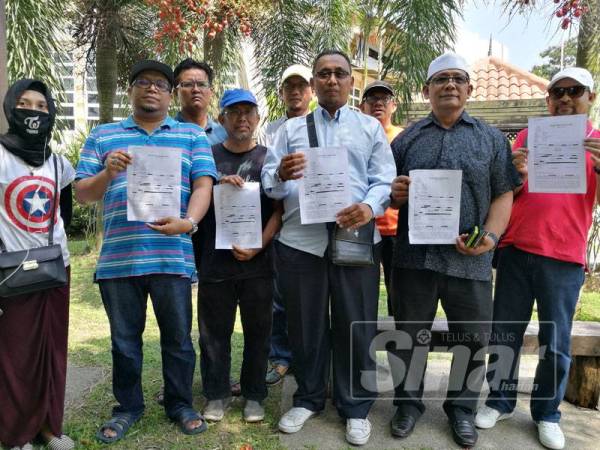 Mohd Rafee (tiga, kanan) bersama sebahagian penduduk yang menyokong tuntutan dibuat BBPIPA pada sidang media hari ini.