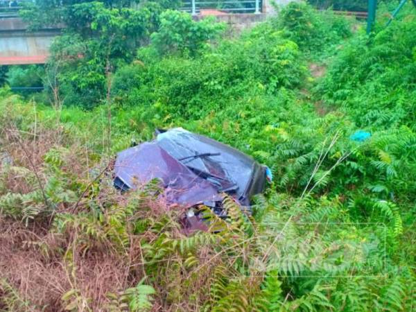 Kenderaan mangsa remuk selepas terjunam ke dalam gaung.