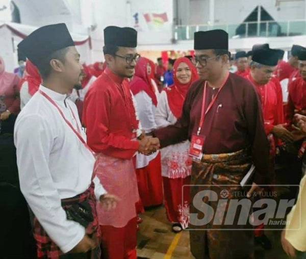 Mohamed Khaled bersalaman dengan perwakilan yang hadir pada Mesyuarat Perwakilan UMNO Bahagian Kuala Selangor di Dewan Dato Seri Dr Abu Hassan Omar, Kompleks UMNO Bahagian Kuala Selangor hari ini.