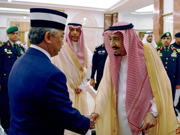 Yang di-Pertuan Agong Al-Sultan Abdullah Ri'ayatuddin Al-Mustafa Billah Shah (kiri) berkenan beramah mesra dengan Raja Salman bin Abdulaziz Al Saud ketika mengadakan kunjungan hormat terhadap Penjaga Dua Kota Suci itu di Royal Court hari ini. - Foto BERNAMA