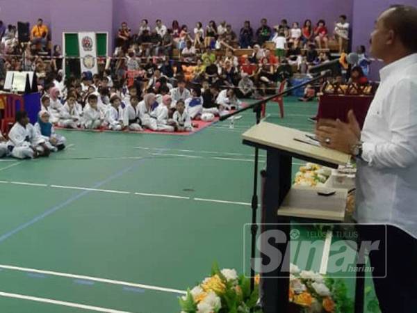 Abu Bakar ketika menyampaikan perasmian Kejohanan Seni Bela Diri Taekwondo Sekolah-Sekolah Kementerian Pendidikan Peringkat Negeri Selangor Ke-4, di Dewan Sukan Sri Andalas, di sini hari ini.