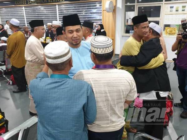 Menteri Besar, Datuk Dr Sahruddin Jamal bersalaman dengan jemaah haji rombongan kerajaaan negeri di LTAS.