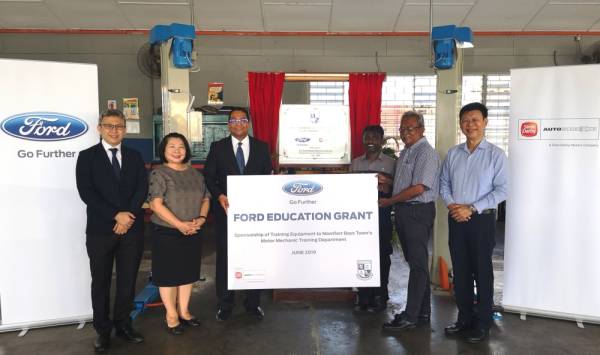 GERAN pendidikan Ford diserahkan bagi membantu pihak Montfort Boys Town.