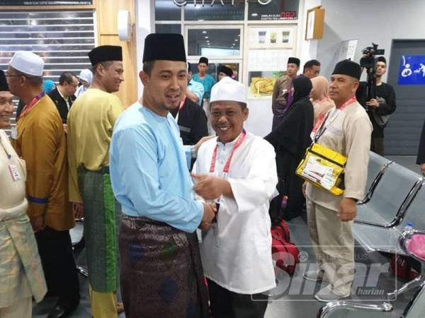 Dr Sahruddin bersalaman dengan jemaah haji rombongan Kerajaan Johor.