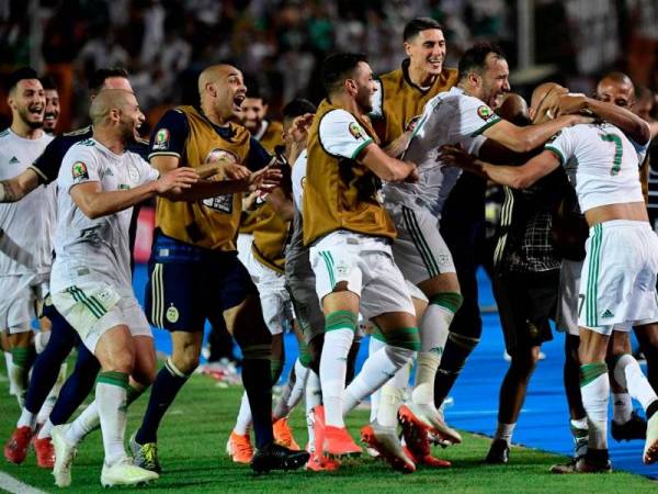 Pemain Algeria meraikan jaringan Mahrez sekali gus mara ke perlawanan akhir Piala Negara-Negara Afrika. foto: AFP