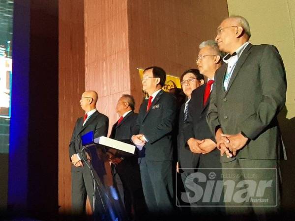 Baru Bian (tengah) merasmikan Persidangan Konsesi Lebuhraya 2019 di Hotel Lexis tadi.