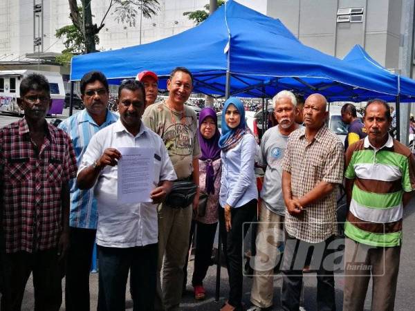 Naidu (dua dari kiri) menunjukkan kenyataan media berhubung isu berkenaan bersama Ismail (empat dari kiri) serta Ku Zakry (dua dari kanan) dan Mohd Najmuddin (kanan) pada sidang media di Jalan Putra.