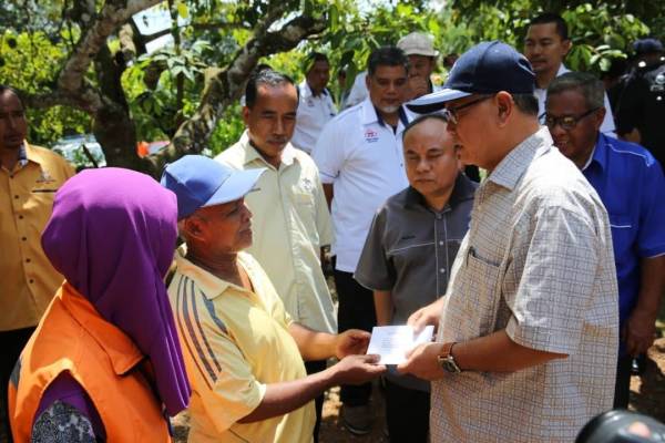 Menteri Besar, Datuk Seri Wan Rosdy Wan Ismail menyampaikan sumbangan kerajaan negeri kepada mangsa ribut di Felcra Sungai Temau, Kuala Lipis. 