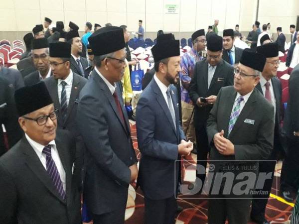 Dari kanan Mohamad Nordin, Mukhriz dan Dr Ismail berbincang sesuatu selepas Program Bicara Eksekutif Maqasid Syariah Peringkat Kedah di sebuah hotel hari ini.