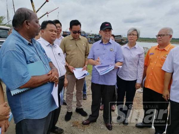 Mohd Solihan (tiga, kanan) sewaktu melakukan lawatan ke jeti-jeti di daerah Batu Pahat hari ini.