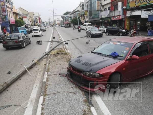 Seorang lelaki warga asing yang memandu Proton Satria berjaya ditahan polis di Persiaran Raja Muda Musa, Klang, selepas memecut kenderaannya sejauh kira-kira 8.6 kilometer.