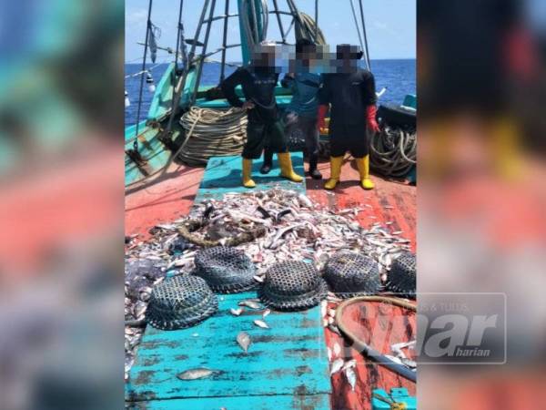 Awak-awak yang ditahan bersama hasil laut yang telah 'dikaut' ketika melakukan aktiviti menangkap ikan di kawasan yang tidak dibenarkan.