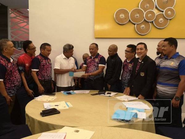 Kamarulnizam (enam dari kanan) bersalaman dengan Timbalan Presiden II PBMK, Mohd Nazrulnizam Mohamad Nat selepas selesai perbincangan berhubung pengesahan Kedah sebagai tuan rumah Kejohanan Piala Emas Raja-Raja 2019.