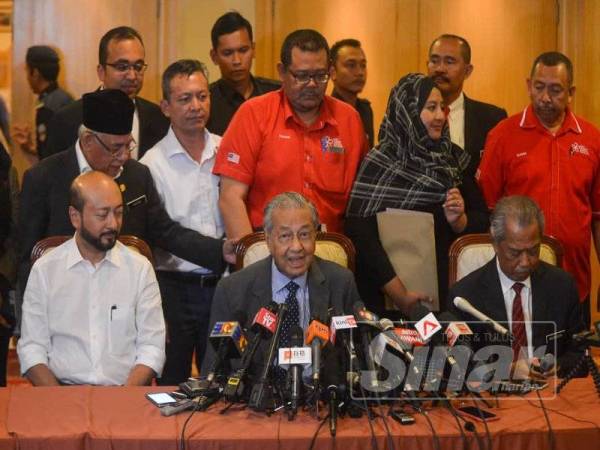 Dr Mahathir menghadiri Mesyuarat Majlis Tertinggi Bersatu di Yayasan Kepimpinan Perdana, Putrajaya hari ini.- FOTO SHARIFUDIN ABDUL RAHIN
