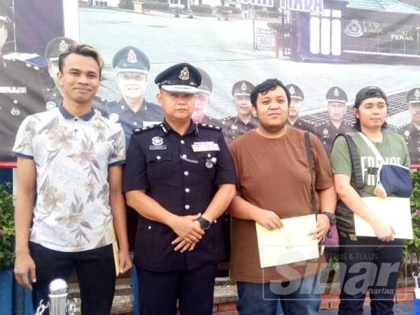 Ahmad Adnan bersama tiga rakan karib, dari kiri: Abdul Rahim, Nurnazhar dan Muhammad Dannial yang menerima surat penghargaan polis hari ini.