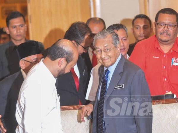 Mukriz (kiri) ditemui pada Mesyuarat Majlis Pimpinan Tertinggi Bersatu yang dipengerusikan Tun Dr Mahathir Mohamad, di sini hari ini. - FOTO SHARIFUDIN ABDUL RAHIN
