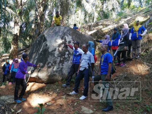 Batu besar atas Bukit Belimbing ini dipercayai pernah menjadi lokasi kapal dagang berlabuh.