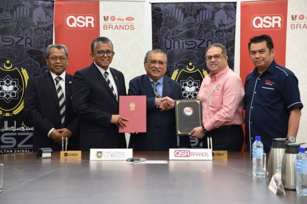 Dari kiri: Pendaftar UniSZA, Ismail Ahmad; Dr. Hassan; Pengerusi Lembaga Pengarah UniSZA, Datuk Dr Mohd Nur Manuty; Mohamed Azahari; dan Ketua AIPI Bahagian Huluan QSR Brands, Dr Rasak Majid pada majlis menandatangani MoA antara UniSZA dan QSR Brands yang diadakan di Kuala Lumpur, baru-baru ini.