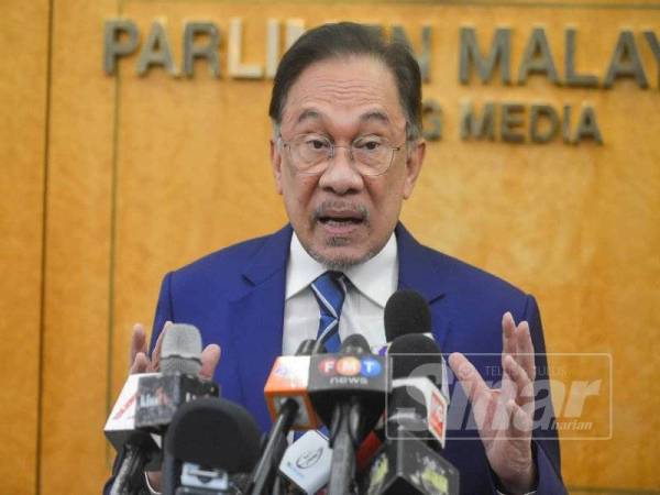 Anwar ketika bercakap pada sidang media di lobi Parlimen di sini hari ini. - Foto SHARIFUDIN ABDUL RAHIM