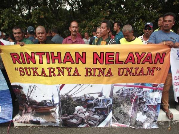 Kumpulan nelayan Pantai Timur mengadakan himpunan aman bagi membantah pencerobohan nelayan Vietnam di hadapan bangunan Parlimen di sini hari ini. - FOTO ZAHID IZZANI