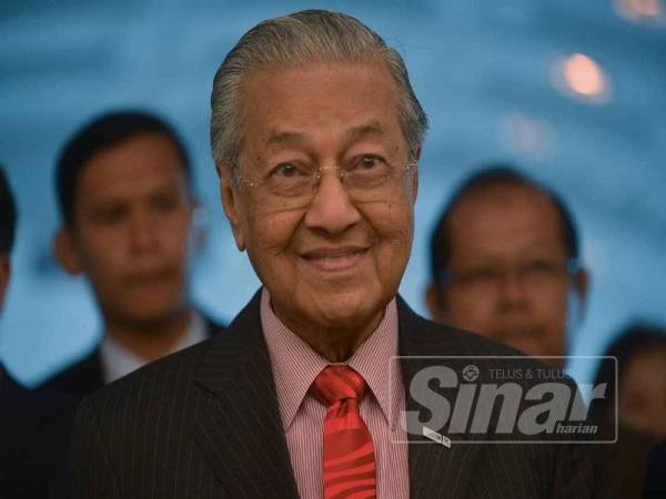 Perdana Menteri, Tun Dr Mahathir Mohamad ketika sesi pembentangan, hari ini. - Foto SHARIFUDDIN ABDUL RAHIM