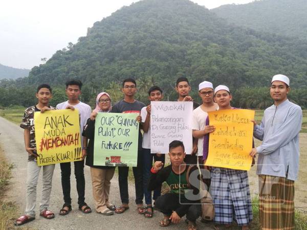 Muhammad Ameer Syazwan (empat dari kiri) bersama anak muda Baling menunjukkan bantahan terhadap operasi kuari Gunung Pulai.