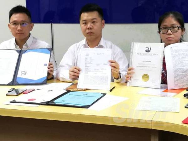 Jia Kee, Guon Nan dan Chee Wai pada sidang media di Wisma MCA.