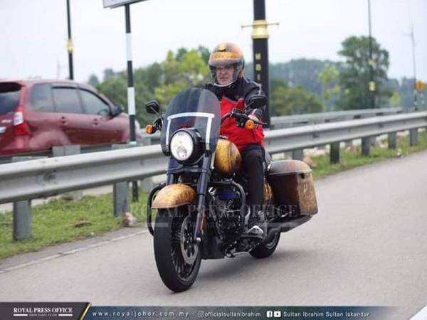 Sultan Ibrahim menunggang motosikal berkuasa tinggi ke Forest City semalam.