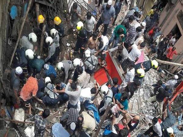 Anggota penyelamat dan penduduk setempat membantu mencari mangsa di bawah runtuhan bangunan. - Foto Reuters