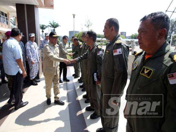 Mohamad Sabu bersalaman bersama anggota tentera yang terlibat Eksesais Kerismas 26/2019 dan Eksesais Taming Sari siri 19/2019 di perairan Laut China Selatan di Markas Wilayah Laut 1, Pangkalan TLDM Tanjung Gelang di Kuantan, Pahang hari ini.