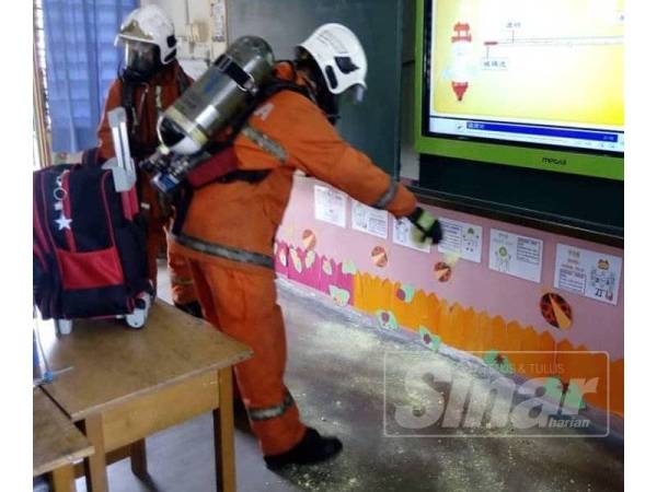 Anggota bomba melakukan kerja-kerja pembersihan akibat tumpahan raksa di kelas sebuah sekolah di sini tengah hari tadi.