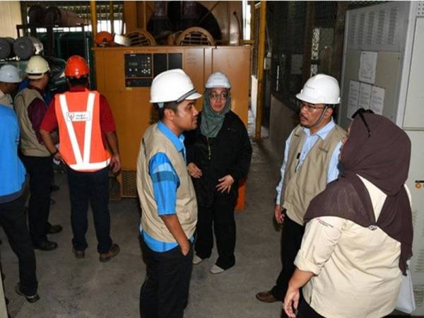 Mohd Elmi (dua dari kanan) mengetuai serbuan di sebuah pusat memproses makanan laut di Endau hari ini kerana dipercayai mencuri bekalan elektrik sehingga menyebabkan kerugian kepada Tenaga Nasional Berhad (TNB) yang dianggarkan kira-kira setengah juta ringgit. - Foto Bernama