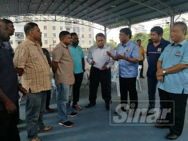 Mohd Izhar (tiga,kanan) bersama Ketua Penolong Pengarah Pengangkutan Bandar MBJB, Mohd Rafi Jasman (empat,kanan) ketika mengadakan pertemuan dengan penduduk di sini, hari ini.