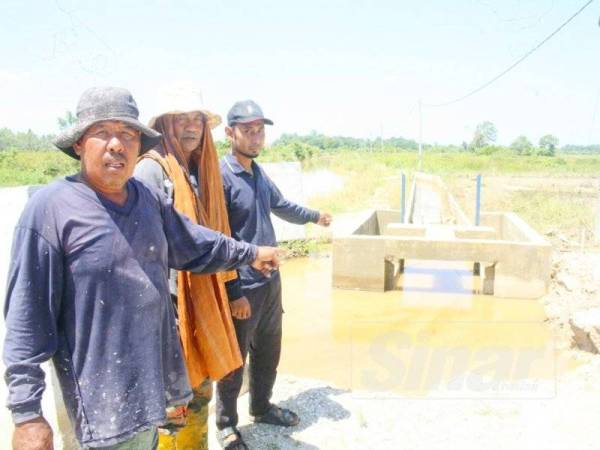 Harun (kiri) bersama rakan-rakannya mengharapkan ihsan pihak berkenaan supaya segera menyiapkan projek longkang yang terbengkalai.