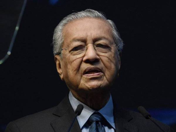 Perdana Menteri Tun Dr Mahathir Mohamad berucap pada Majlis Perasmian 'Beyond Paradigm Summit 2019' di Pusat Perdagangan dan Pameran Antarabangsa Malaysia (MITEC) hari ini.
Sidang kemuncak dua hari itu bertemakan ‘Mewujudkan Penyelesaian Digital Tersendiri’ mempamerkan teknologi canggih yang merangkumi idea teras automasi dan pertukaran data IR4.0. -Foto Bernama