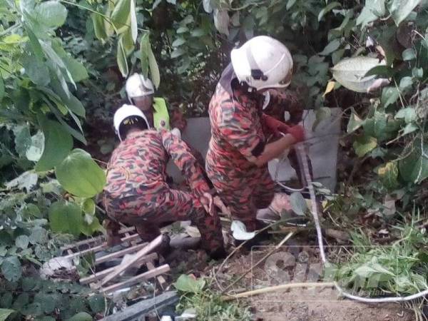 Pasukan bomba melakukan kerja penyelamatan setelah mangsa terjatuh gaung sedalam tiga meter ketika memetik pokok herba.