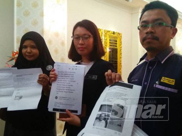 Siew Lin (tengah) bersama Pengurus AIM Cawangan Melaka Tengah, Shariful Azmei (kanan) dan Intan Zunika Husain menunjukkan salinan penipuan yang dilakukan individu itu termasuk e-mel yang dihantar kepada Exco berkenaan pemberian mesin jahit percuma kepada ahli AIM.