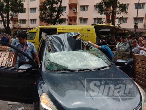 Mangsa yang terjatuh dari tingkat 14 pangsapuri terperangkap dalam sebuah kereta.