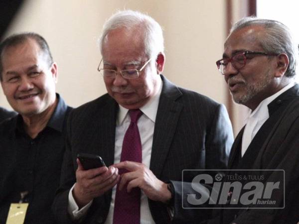 Najib(tengah) didakwa atas pertuduhan membabitkan penyelewengan dana Syarikat SRC International di Mahkamah Tinggi Kuala Lumpur hari ini. FOTO SINAR HARIAN:ZAHID IZZANI