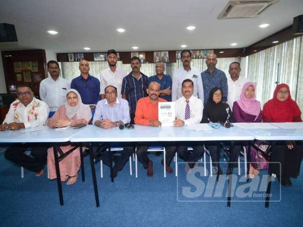 Presiden Persatuan Pengusaha Logam dan Barang-Barang Kitar Semula India Malaysia, Datuk Seri Dr P Krishnamurthi (empat dari kiri) bersama Setiausaha, Datuk V. Malarvanan (barisan hadapan empat dari kanan) menunjukkan memorandum yang dihantar kepada kerajaan untuk memohon kelulusan kemasukan pekerja asing pada sidang media di Bangunan MIMTA di sini hari ini. - Foto SHARIFUDIN ABDUL RAHIM