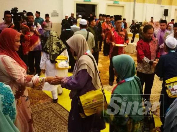 Sultan Mizan bersama Sultanah Terengganu, Sultanah Nur Zahirah berangkat mengucapkan selamat jalan kepada 150 bakal jemaah haji pertama dari negeri ini di TH Hotel & Convention Centre.