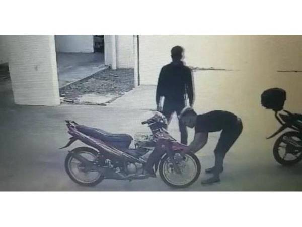 Gelagat dua suspek yang berjaya dirakam CCTV.