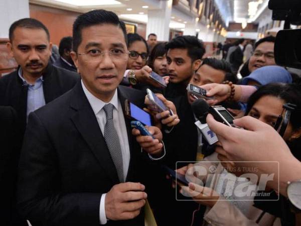 Mohamed Azmin ketika ditemui pemberita di lobi Parlimen di sini hari ini. - Foto SHARIFUDIN ABDUL RAHIM