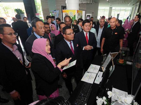 Menteri Besar Selangor Amirudin Shari (depan, tengah) bersama Yang Dipertua Majlis Perbandaran Klang Datuk Yasid Bidin ketika melawat ke tapak pameran pada Program Wacana Perbandaran Rendah Karbon Ke Arah Bandar Pintar (Smart City) Negeri Selangor 2019 di sebuah hotel di Klang hari ini. - Foto BERNAMA