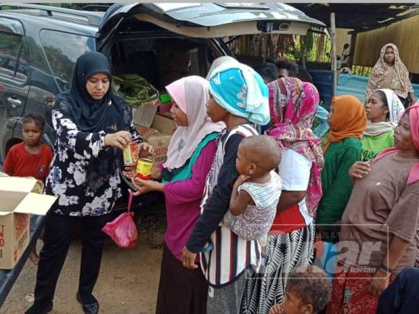 Rasyidah menyampaikan sumbangan makanan kering dan basah kepada penduduk orang asli.