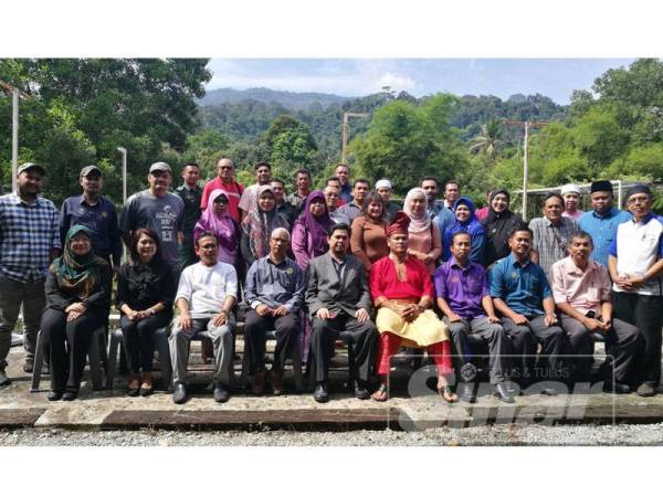 Pegawai Daerah Yan, Hakim Ariff Mohd Noor (tengah) bergambar bersama pengusaha produk pelancongan daerah Yan dan pihak penganjur bengkel.