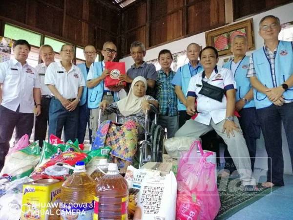 Ahli MACVA bergambar bersama Sabri dan ibunya selepas menyampaikan bantuan di rumahnya di Tasek Gelugor semalam.