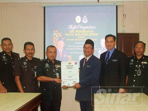 Wan Sani (tiga kiri) menerima Sijil Pengesahan Halal Malaysia disampaikan Mohd Azam.