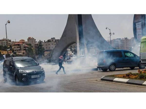 Tentera Israel melepaskan tembakan gas pemedih mata di pos pemeriksaan Beit El di utara Ramallah semalam.