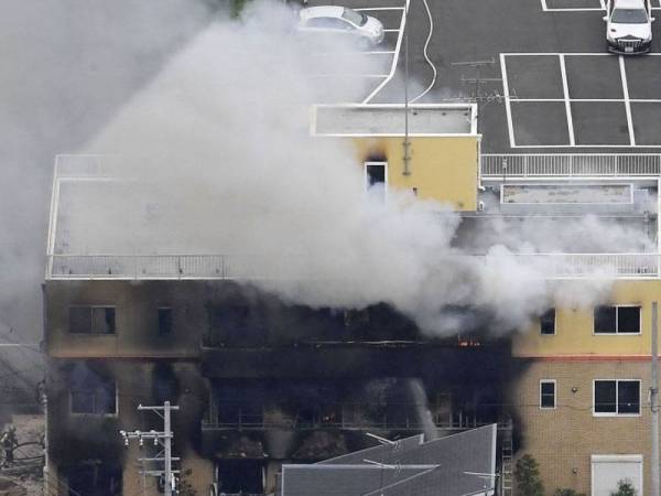 Bomba berusaha memadan kebakaran di sebuah syarikat penerbitan animasi di Kyoto Jepun.